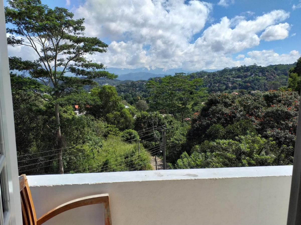 Crown Hills Kandy Inn Esterno foto